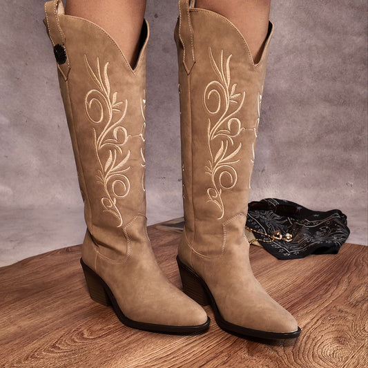 Bota vaquera con bordado beige 836