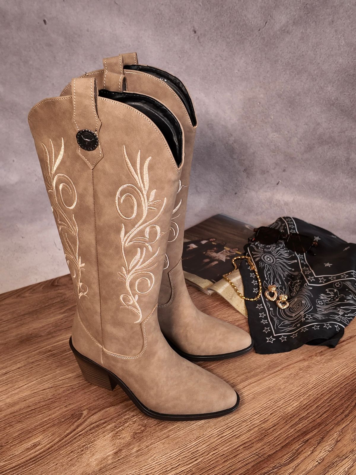 Bota vaquera con bordado beige 836