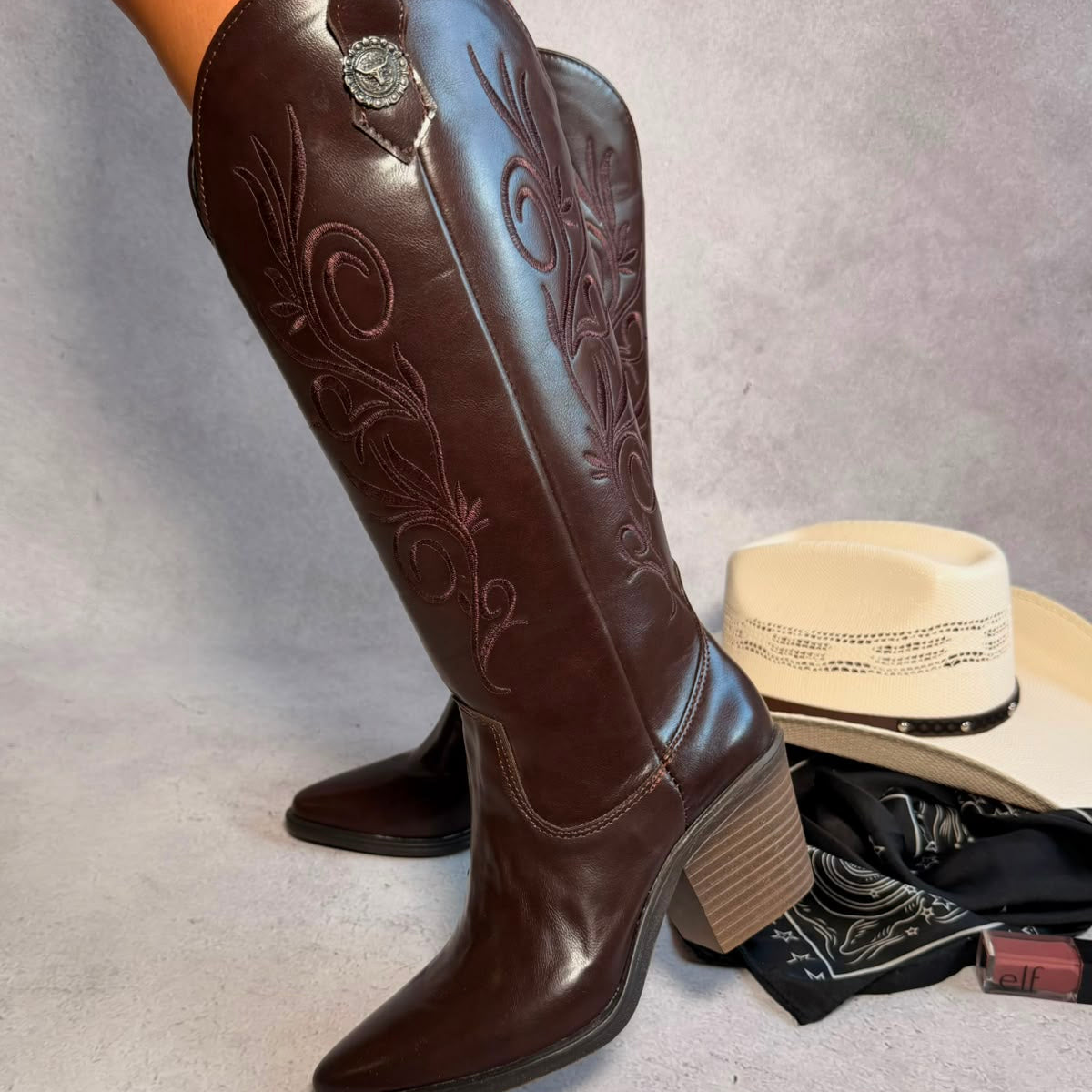 Bota vaquera con bordado beige 836