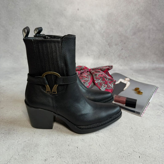 Botín estilo vaquero con herradura D1092
