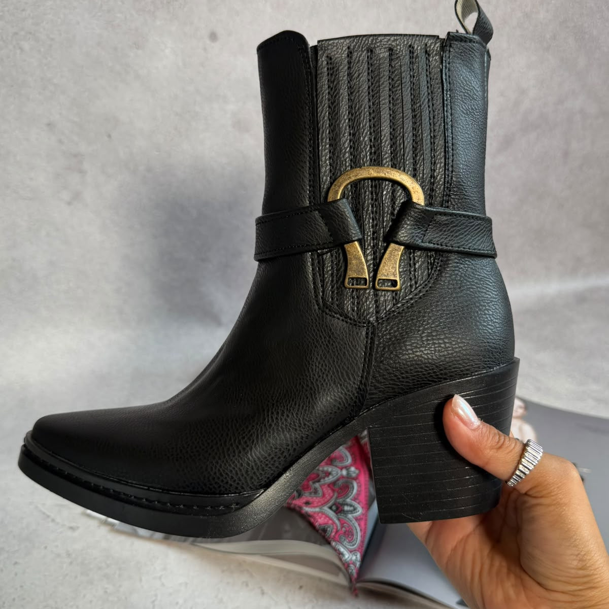 Botín estilo vaquero con herradura D1092