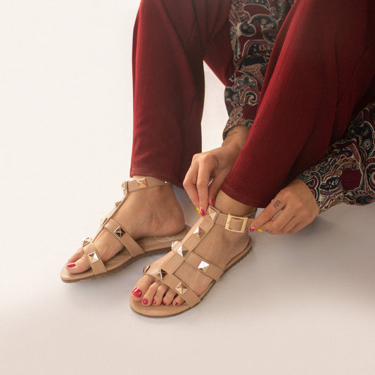 Sandalia con correa y pirámides oro 031